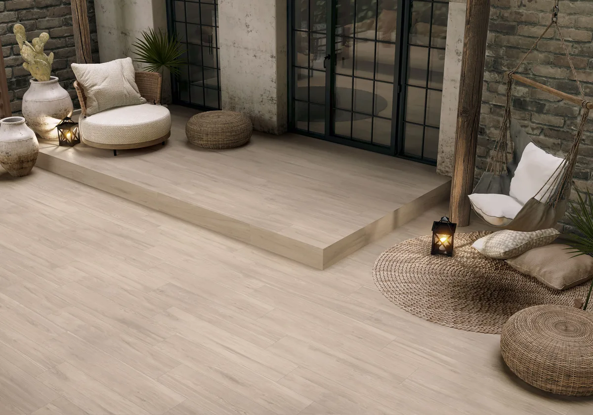 Woodnook Gris en un espacio exterior