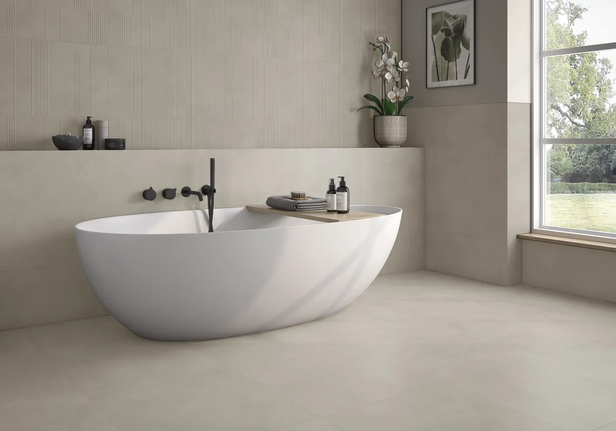 Niza Silk Marfil en un ba&ntilde;o