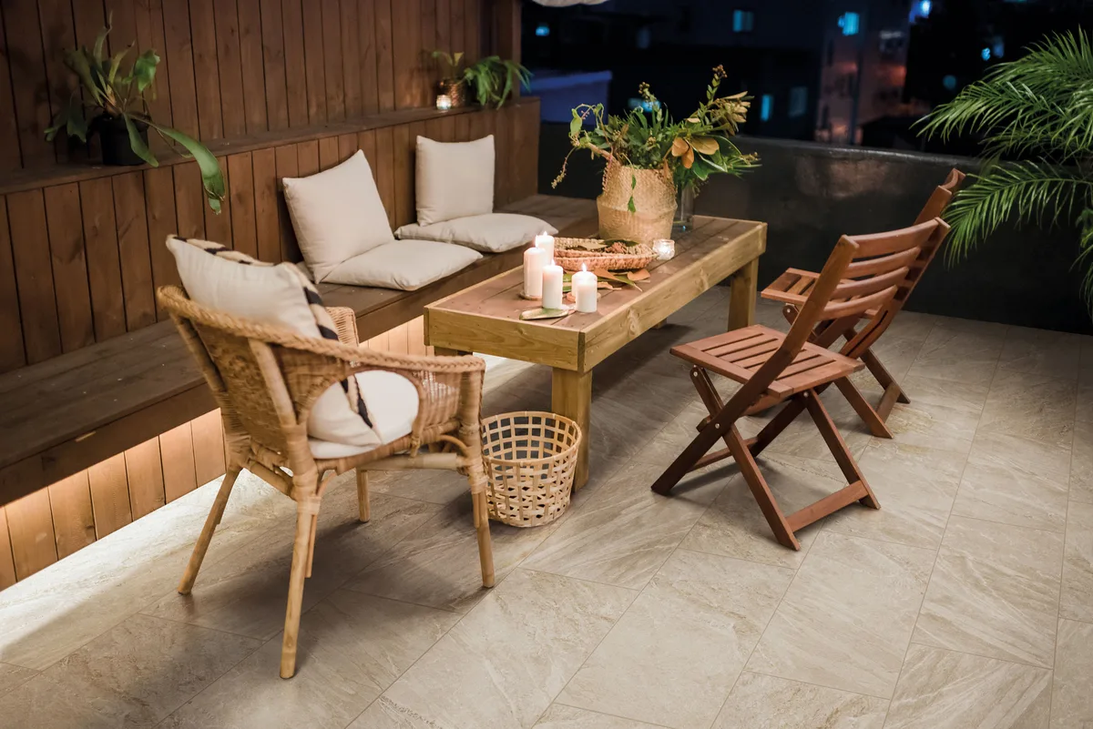 Fiordi Beige en un espacio exterior