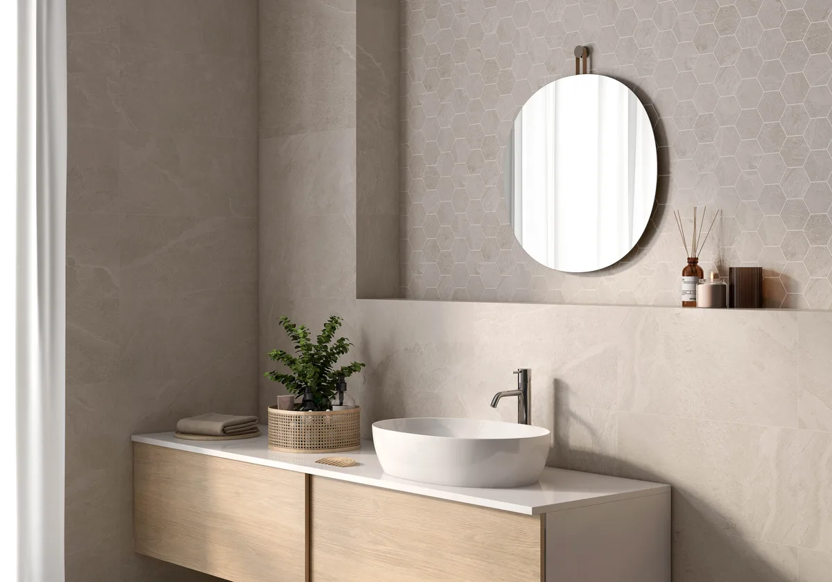 Aura Light Mate en un ba&ntilde;o