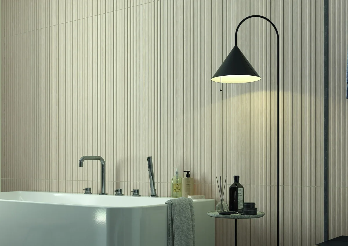 Linier Almond en un ba&ntilde;o