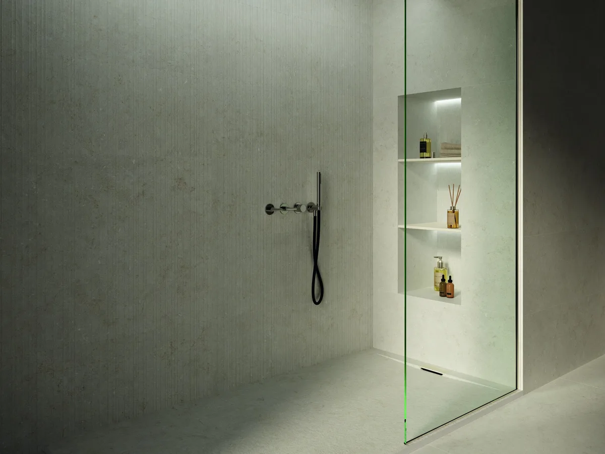 Decor Cronos Crema en un ba&ntilde;o