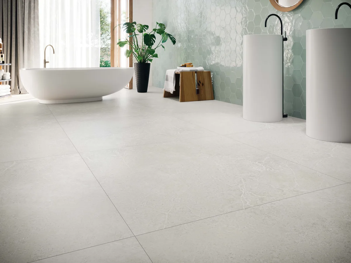 Norwich White en un ba&ntilde;o
