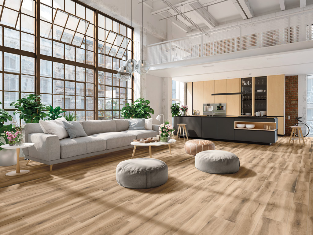 Hollywood Almond en una sala